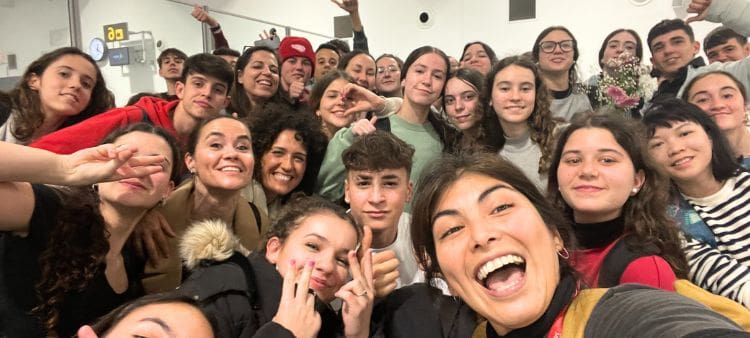 Monitora de LK con un gran grupo de estudiantes a la vuelta del viaje