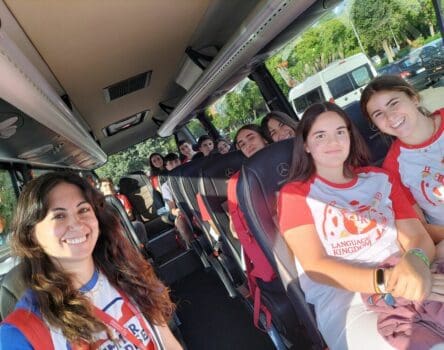 Monitora de LK con estudiantes en el autobús