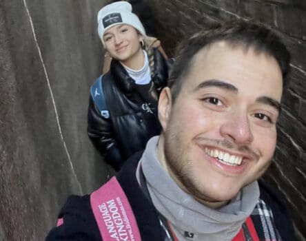 Monitor de LK durante una excursión con su grupo