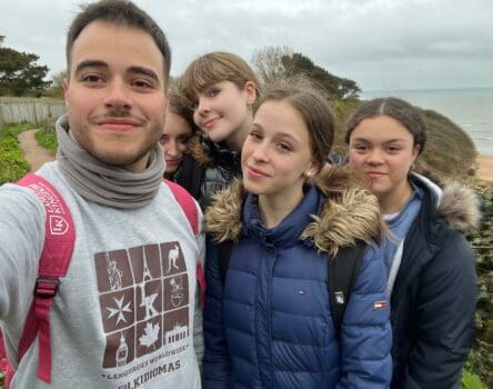 Monitor de LK con estudiantes en Exmouth, Inglaterra
