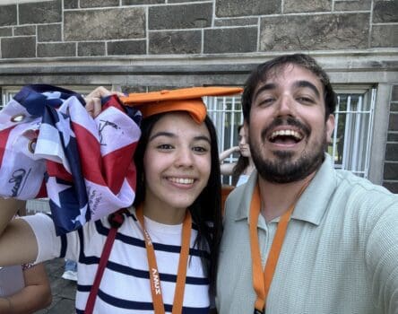 Una estudiante y su monitor de LK celebran la graduación