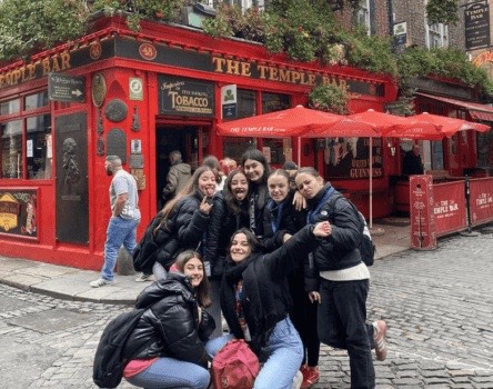 Monitora de LK con un grupo de alumnos en Irlanda