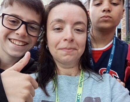 Monitora de LK con su grupo de estudiantes