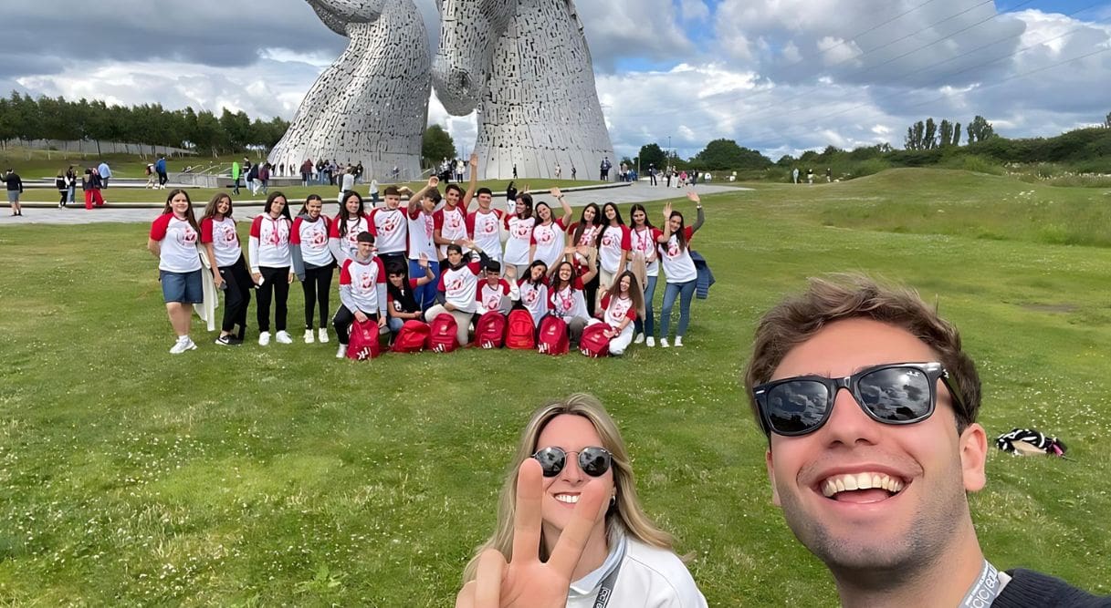Dos monitores de LK se hacen un selfi con su grupo de estudiantes en Escocia