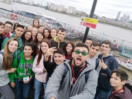 David, monitor de programas de verano, con su grupo de estudiantes